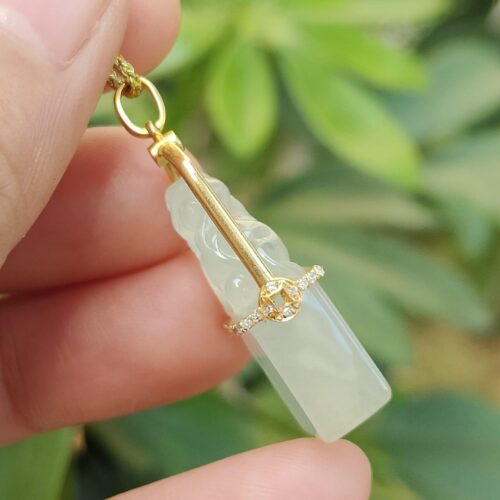 a hand holding a necklace - Diamonds setting 18k gold Pixiu