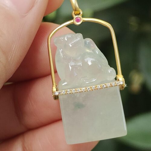 பதக்கத்தை வைத்திருக்கும் கை - வைரங்கள் 18k தங்கம் Pixiu